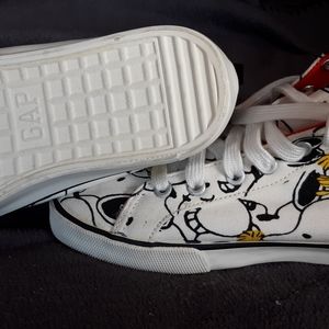 Brand New Snoopy and Woodstock Peanuts edition size 1 high top sneakers